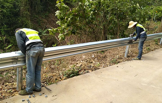 内江高速公路护栏的定期维护与保养
