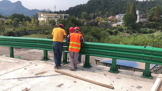 内江高速公路护栏板的维护确保道路安全的关键环节